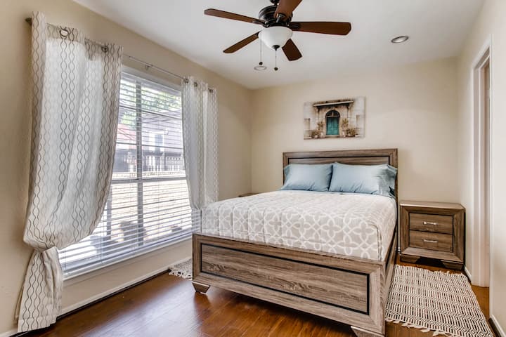 卧室配有标准双人床和带淋浴的套房