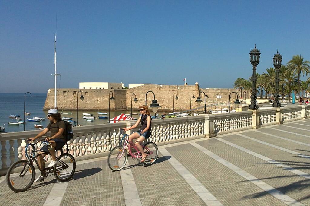 Zona ideal para pasear, impresionantes puestas de sol. Junto a esta playa
