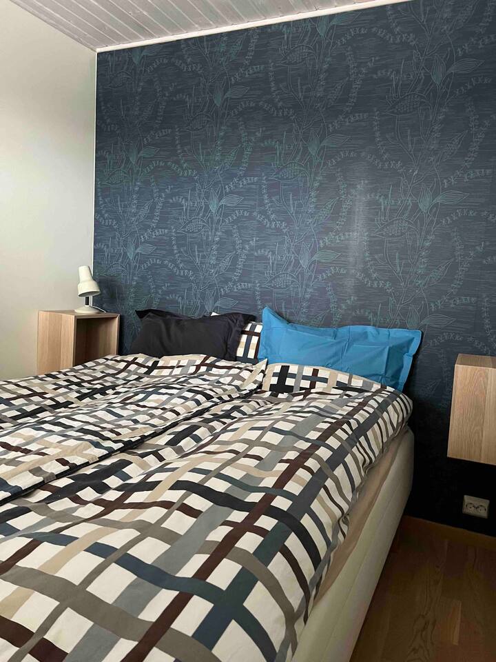 חדר שינה בקומת המרתף. מיטה ברוחב 160 ס"מ.