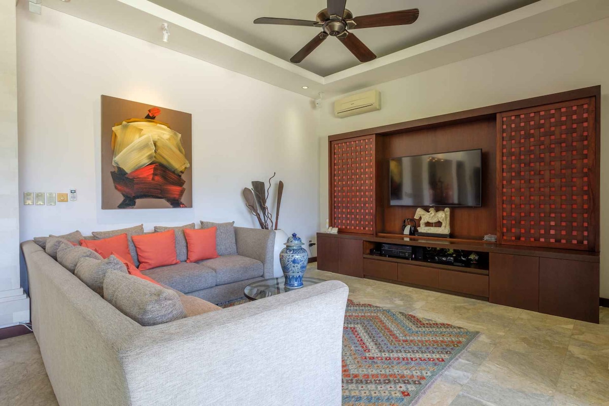 Villa in Sanur · ★5.0 · 3 bedrooms · 3 beds · 3.5 private baths, Airbnb karşılaştırması