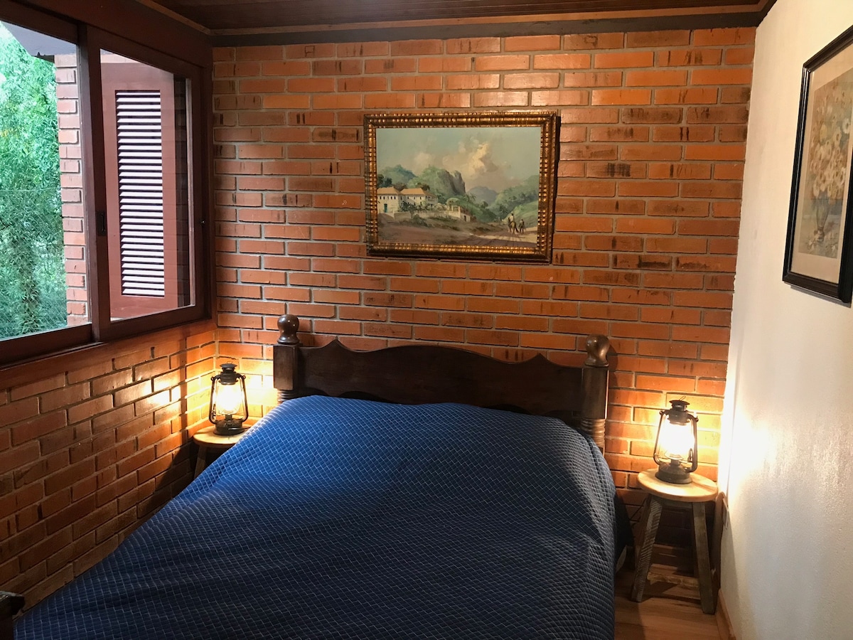 Kamer 3 uitzicht op de begane grond met olieradiatorverwarming