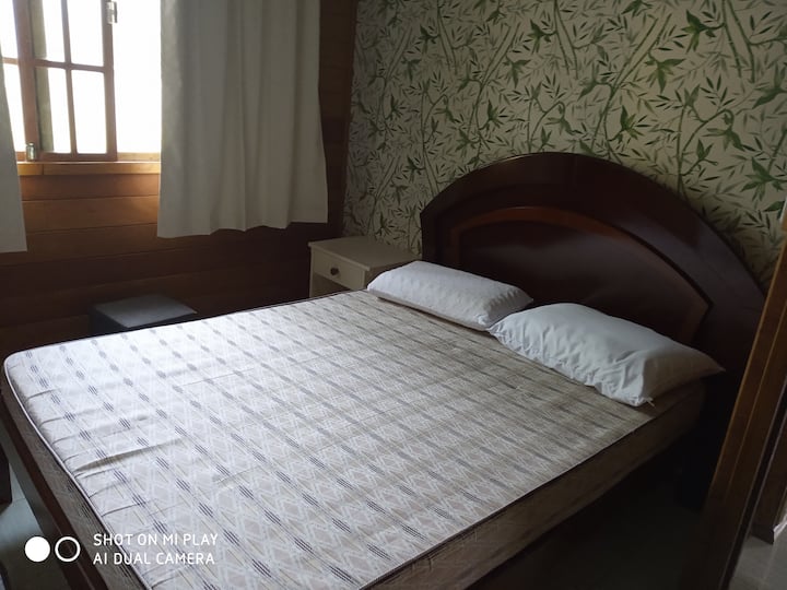 Dormitorio 2 con cama doble más colchón individual.