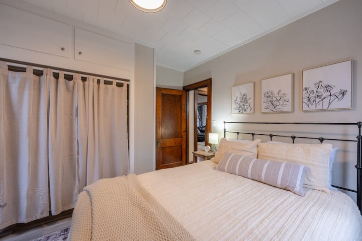 Пространа спална соба со брачен кревет (широк 150-179 см)