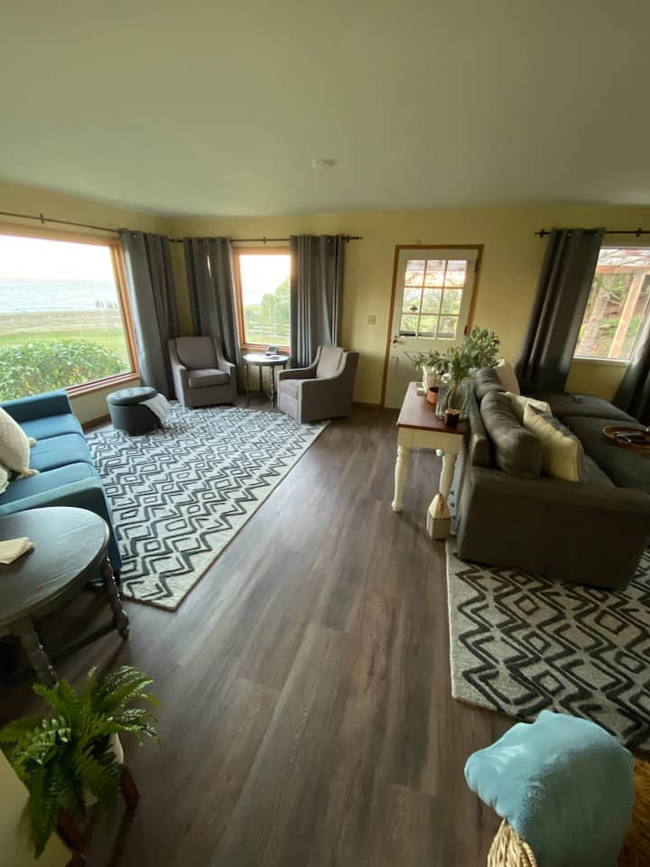 The River House, Vintage Cape Cod On The Columbia. - Warrenton, OR