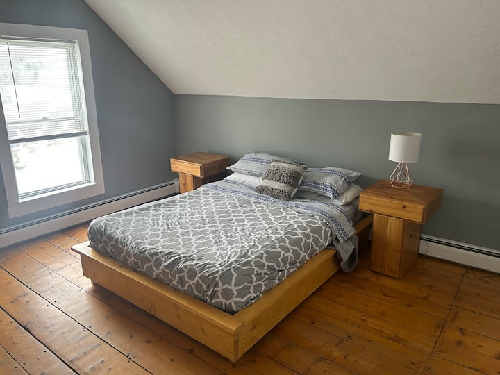 クイーンサイズベッドを備えた2つ目のゲストルーム。 写真は2023年の冬から 