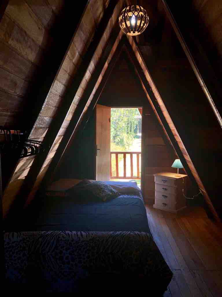 Спалня в горната част на шале́то 
