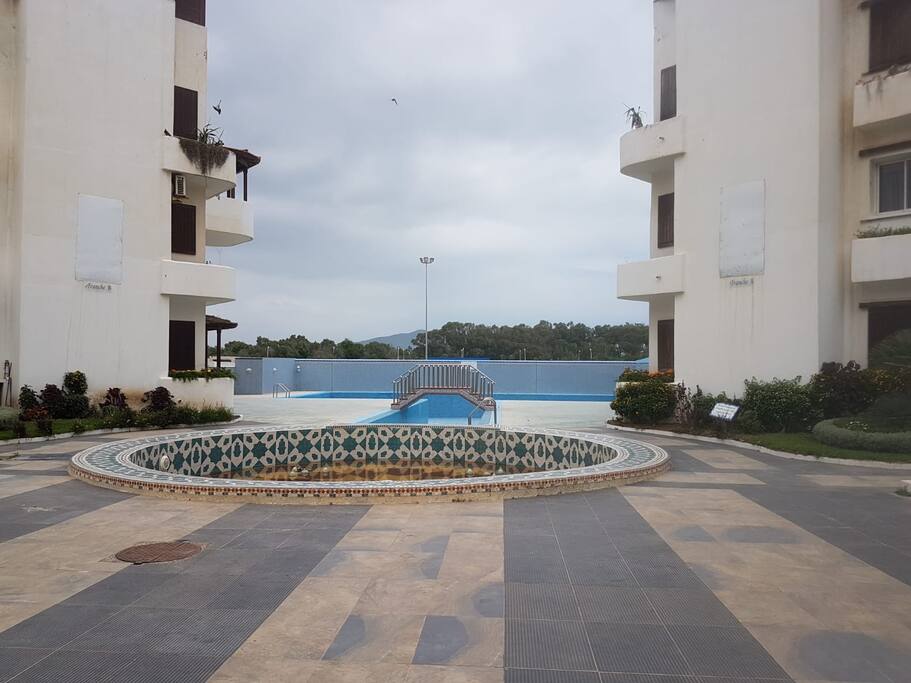 Voici la piscine.