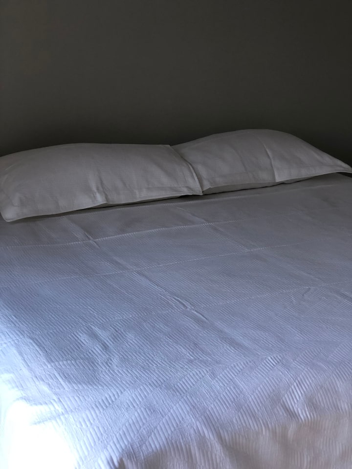 卧室配有加大双人床、衣柜和全功能卫生间。