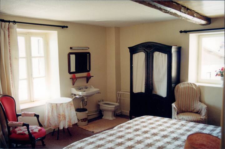 ห้องนอน 1 พร้อมอ่างล้างหน้าที่เรียกว่า "Etoile des neiges" ชั้นบน