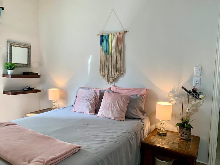 Slaapkamer op de begane grond, queensize bed, tv, airc. Volledige badkamer, geen trappen.