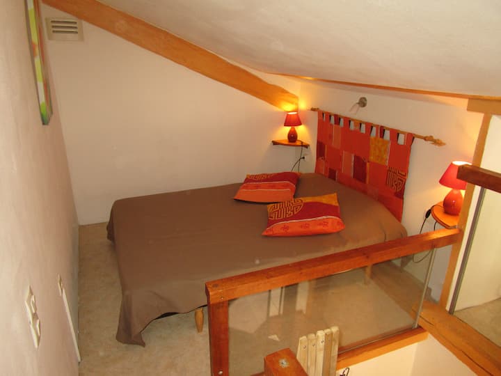 spálňa s jednou manželskou posteľou