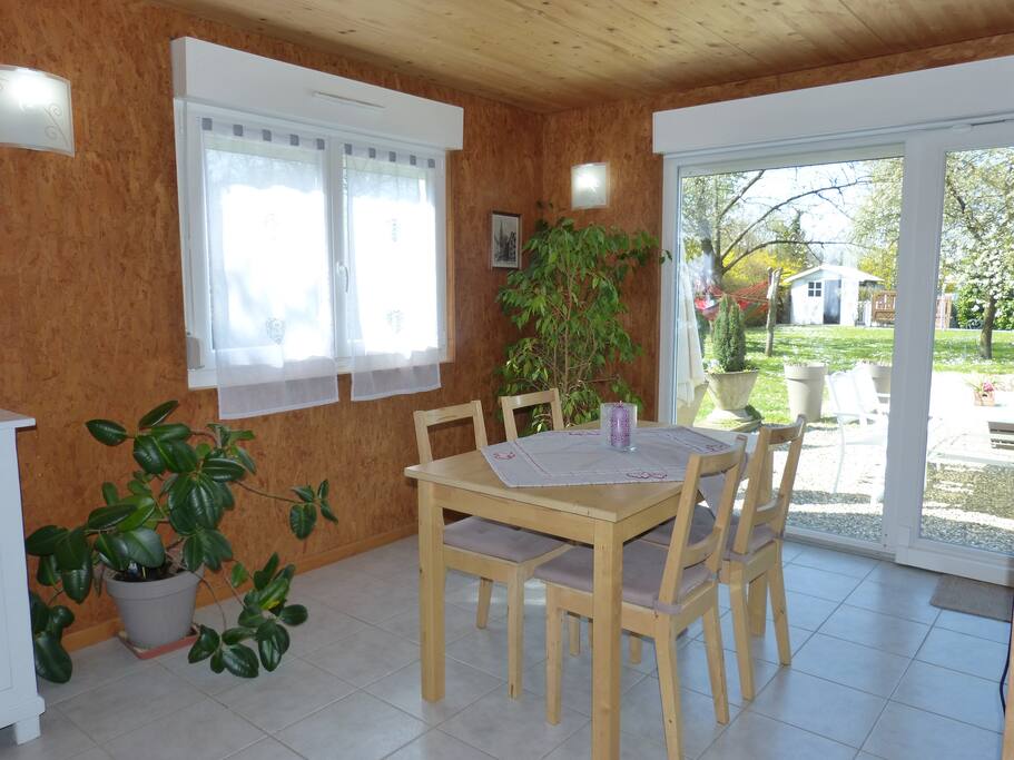 coin repas donnant sur la terrasse