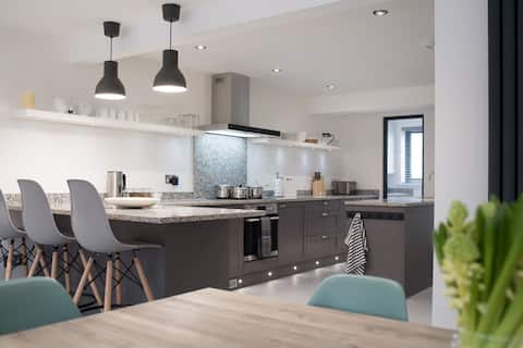 Stylish Old Town Property, Sleeps 7 With Parking.