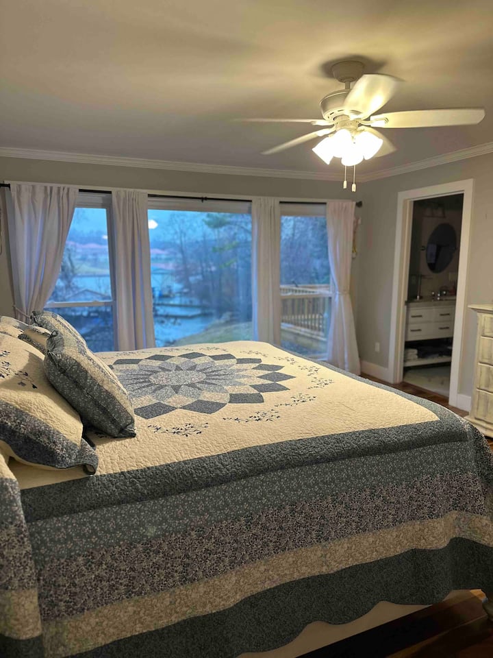 غرفة نوم رئيسية بسرير بمقاس كبير بإطلالة رائعة