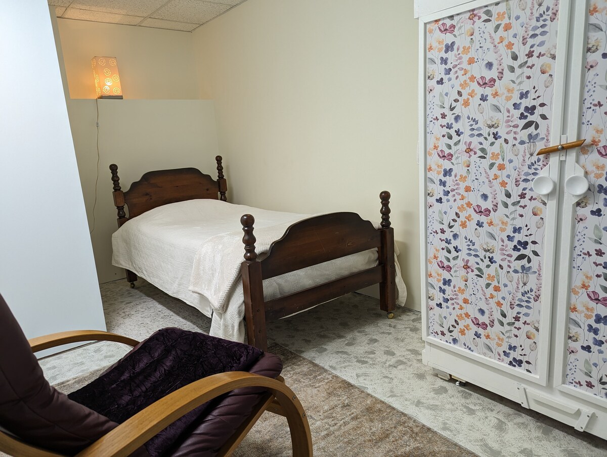 Новопостроена уютна сутеренна стая.  