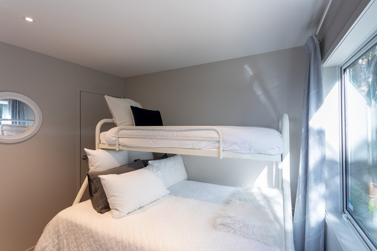 Segundo dormitorio. Ten en cuenta que solo se compensan las literas inferiores dobles e individuales para el uso de los huéspedes.