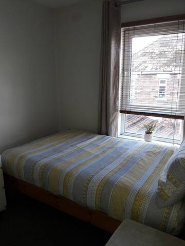 Double room in cosy 2 bed house close to city