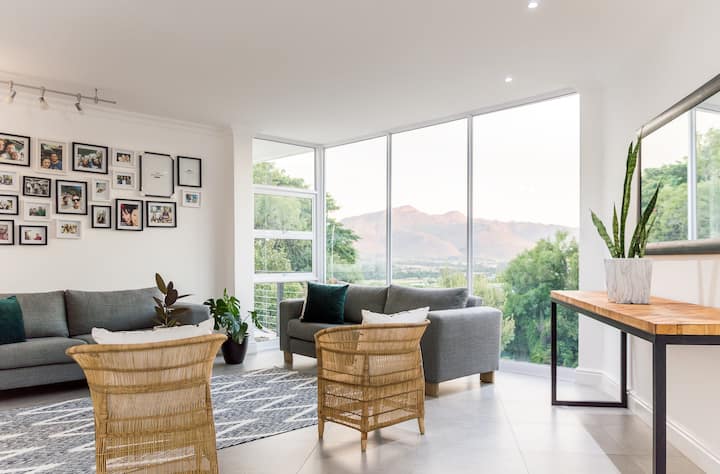 Modern House In Central Paarl With Infinity Pool - Paarl