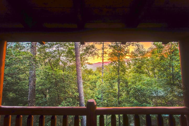 10 Min 2 Pigeon Forge Pkwy/Gorgeous Cabin/Hot Tub
