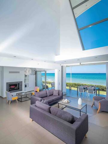 Luxury Villa with Private pool next to sandy beach gallery image 2