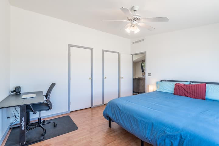 Chumba cha kulala cha Master kinachoangalia sebule