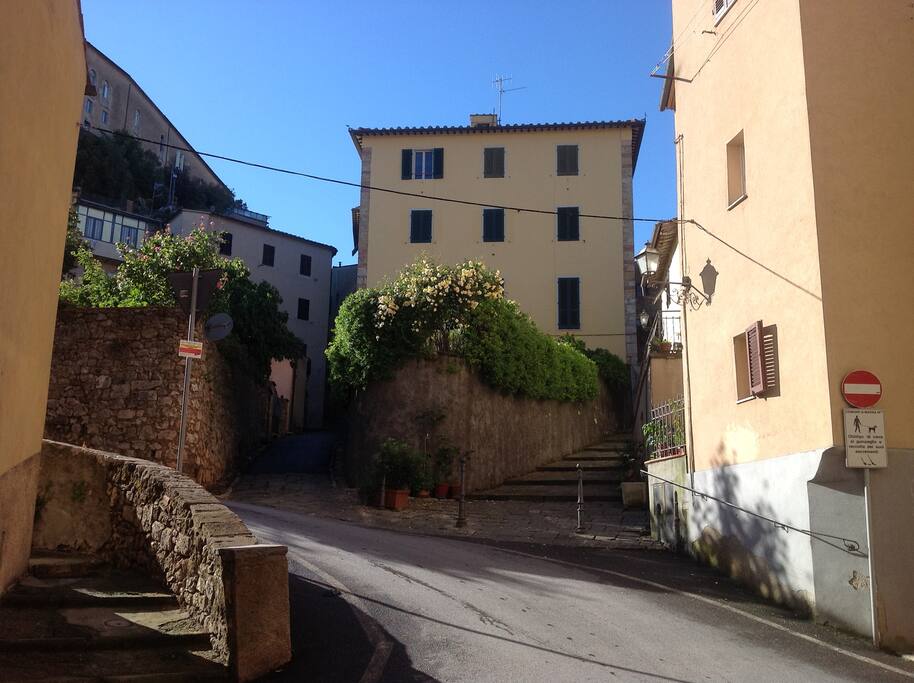 Il giardino di casa tra due vicoli