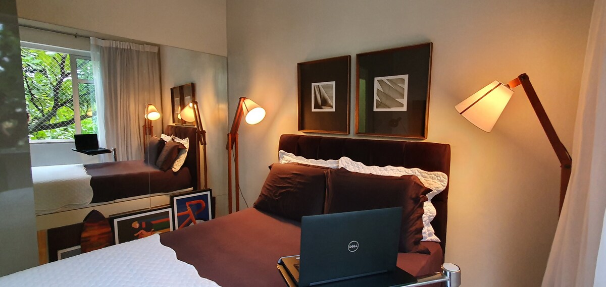 CHUMBA CHA KULALA na MINIBAR, starehe na kura ya mwanga wa nje au kama unapendelea, inaweza kuwa giza na pazia nyeusi, hali ya hewa na pia shabiki.