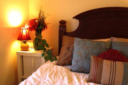 Romantic Escape Cabin minutes to Arts Academy