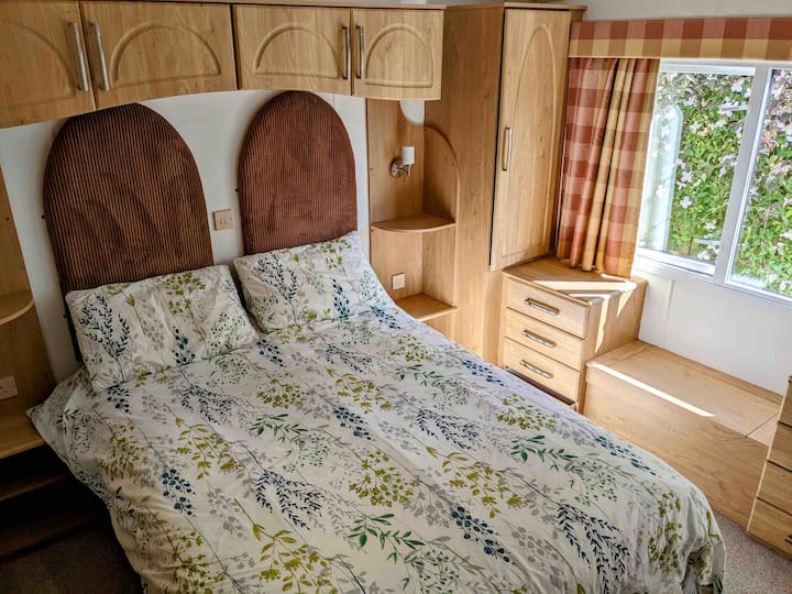 ห้องนอนเตียงใหญ่และห้องน้ำในตัว