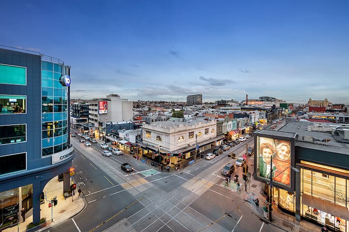 Stunning 6 Star Luxury- Car Spot, Pool, Gym & Wifi