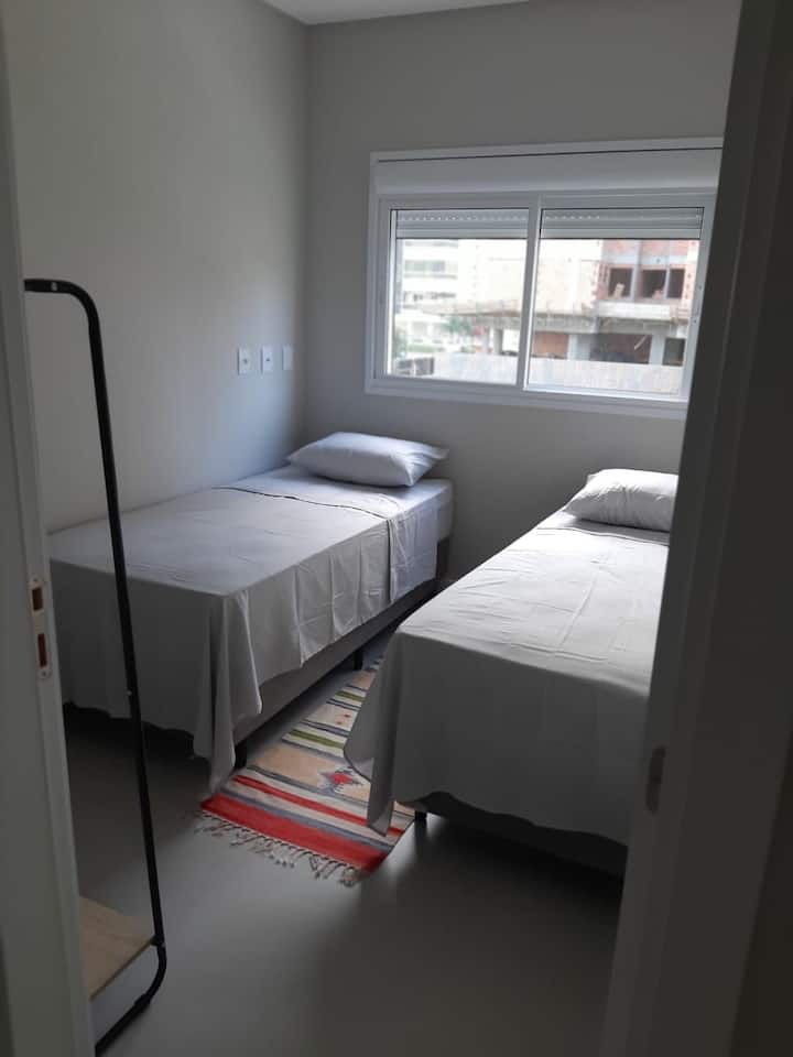 ห้องที่ 2 มีเตียงเดี่ยว 2 เตียงที่สามารถใช้เป็นเตียงคู่พร้อมเครื่องปรับอากาศได้ 