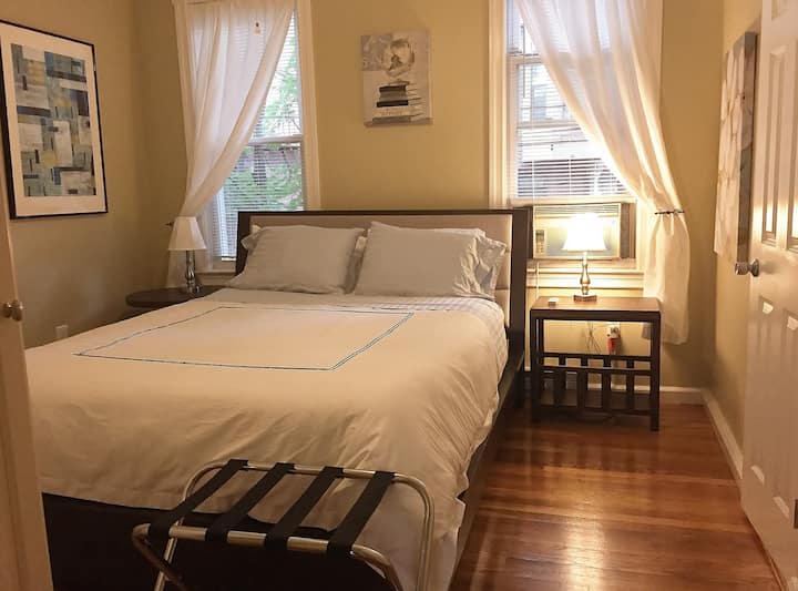 ห้องนอนกว้างขวางพร้อมเตียงควีนไซส์และผ้าปูที่นอนนุ่ม 