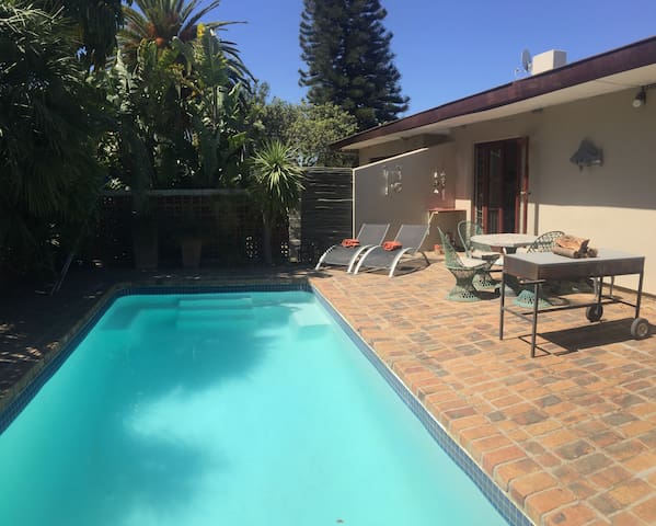 Aloma Holiday Home for 10 in Prime Location