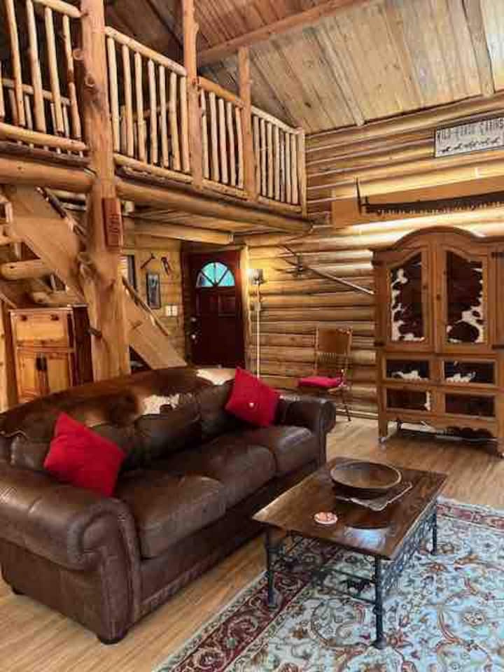 Hay 3 colchones hinchables individuales con ropa de cama que está en el estante inferior del armario debajo de las escaleras. 