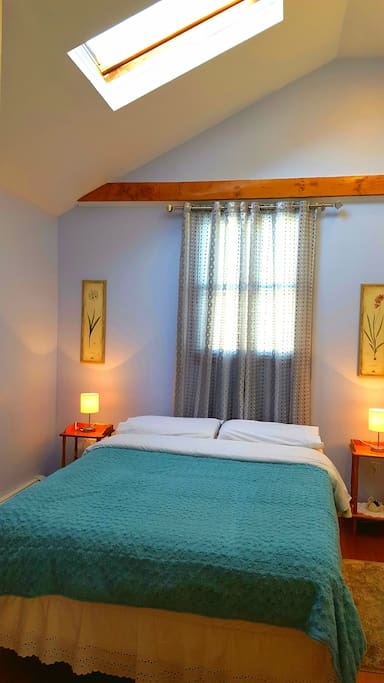 Bedroom 1 - Queen Bed