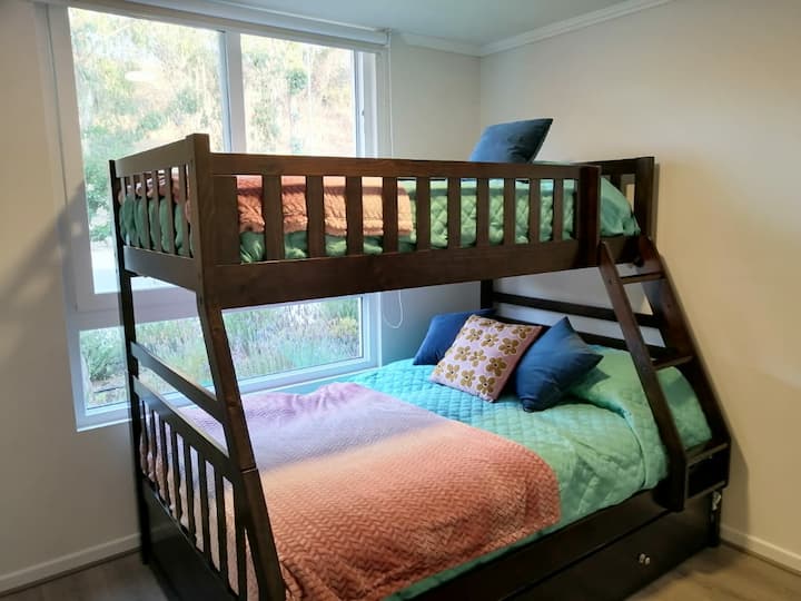 חדר שינה 2 עם מיטת קומותיים משולשת, מיטה מרכזית מלאה ושתי מיטות יחיד. 