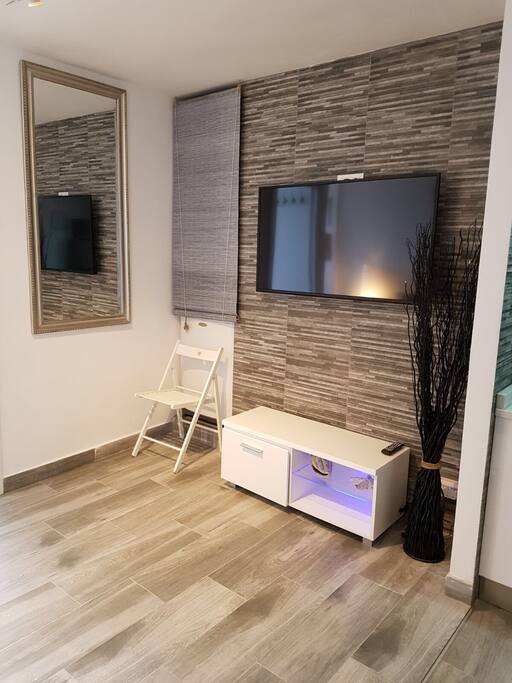 Salón con mueble led para las noches más comodas