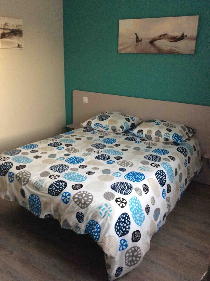 Quarto, cama dobrável para bebês, cadeira alta e colchão de troca disponível