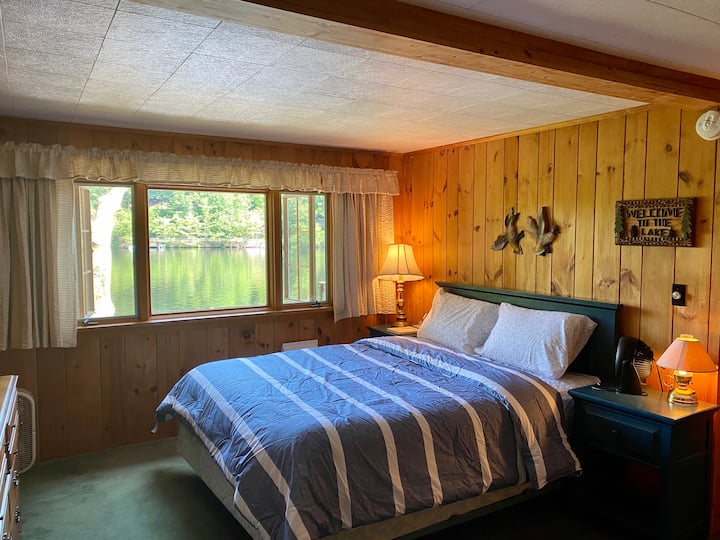 Dormitorio principal: cama tamaño queen, vista al lago