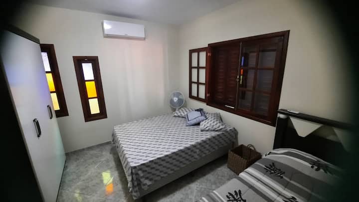 חדר שינה עם מיטה זוגית צמודה + מיטת יחיד עם Wi - Fi 