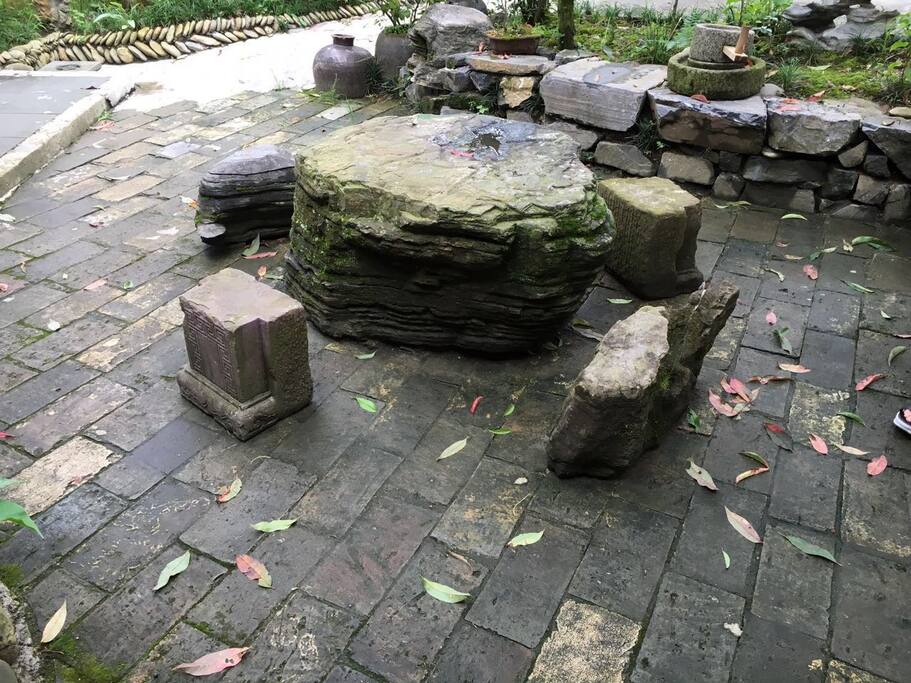 喝茶闲聊—石桌