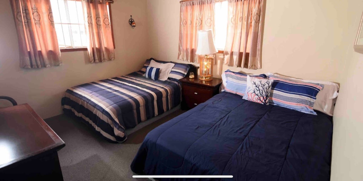 Спална соба бр. 1 со 2 брачни кревета