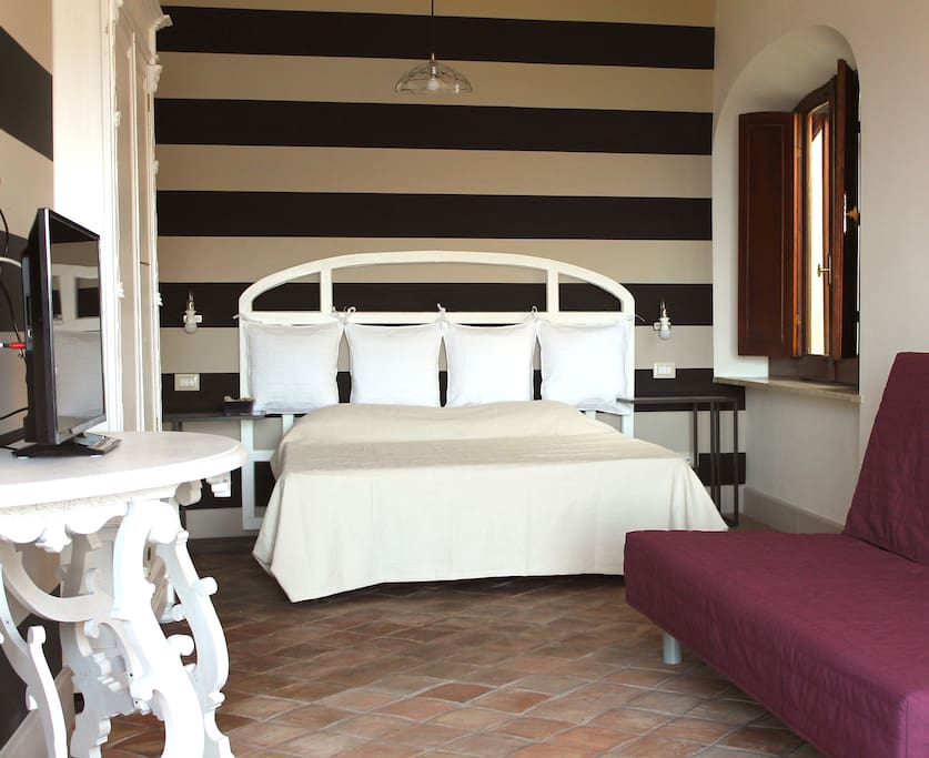 Letto matrimoniale e divano letto per due persone - Queen-size bed and bed-sofa for two people