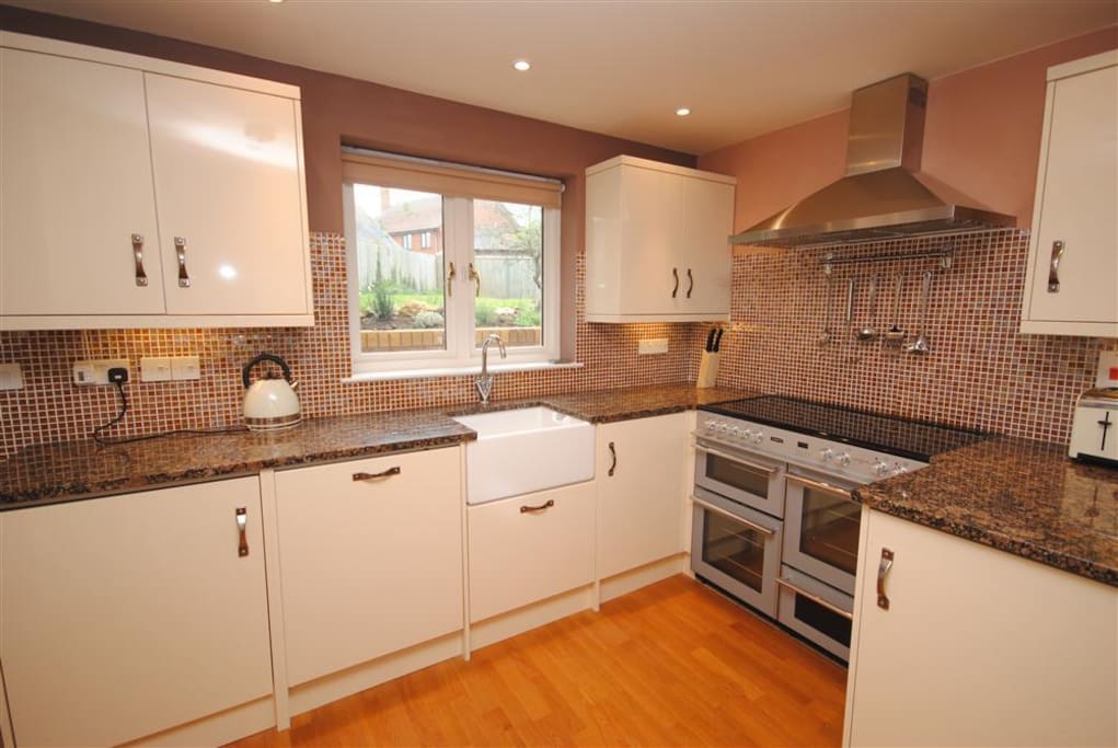 kitchen with range cooker,belfast sink, dishwasher and washing machine