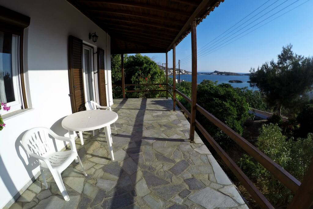 House with garden and sea view near the beach