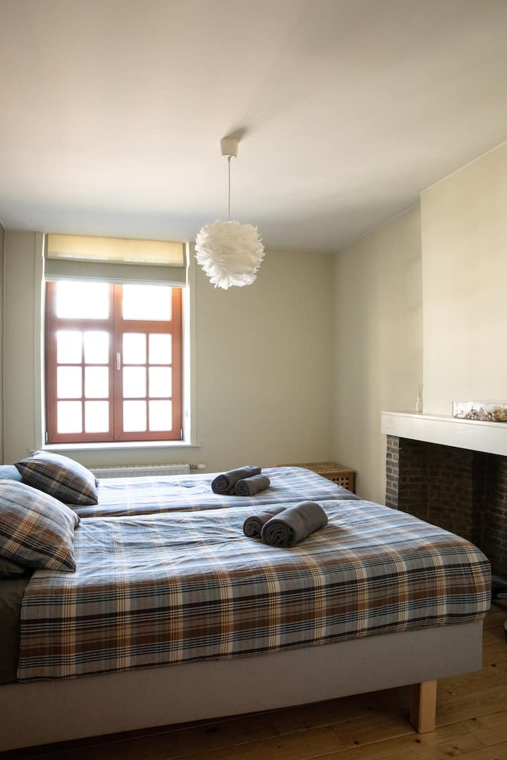 Прва спална соба со 2 единечни кревета