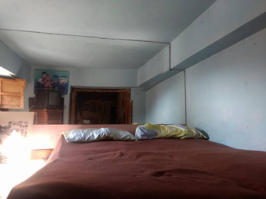 Excelente cuarto de espejos con cama matrimonial, Tv por cable y excelente iluminación.