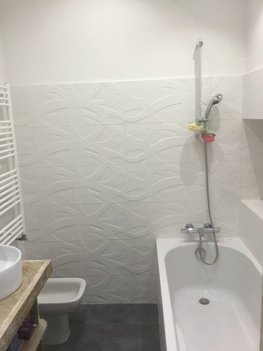 Salle de bains avec baignoire, double vasques , bidet( si, si! Ça sert enormément!)