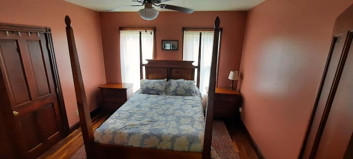 El dormitorio "principal" en el primer piso. Las personas que tengan dificultades con las escaleras deben usar esta habitación. También está adjunto al único baño del primer piso. 