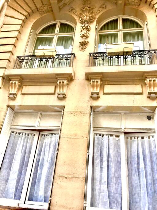 Fenêtre du studio donnant sur rue